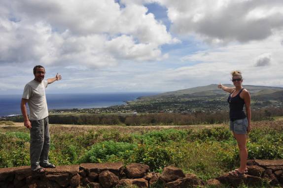 A cidade de Ranga Roa vista do alto do vulcão Rano Kau, em Rapa Nui (ou Ilha de Páscoa), ilha chilena no meio do Oceano Pacífico